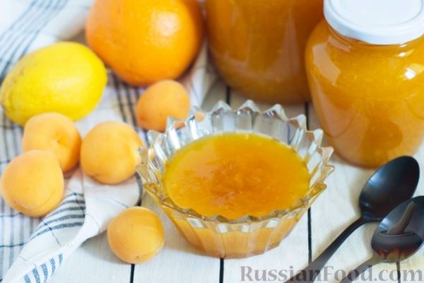 Абрикосы, перетёртые с сахаром, апельсином и лимоном