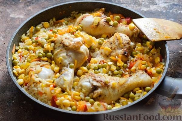 Куриные ножки с рисом, овощами, горошком и кукурузой (на сковороде)