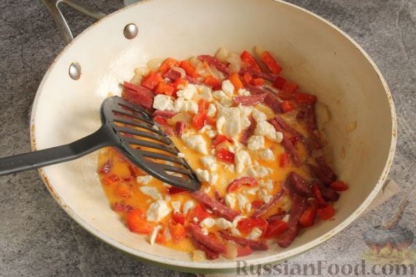 Макароны с колбасой и сладким перцем в сливочно-творожном соусе