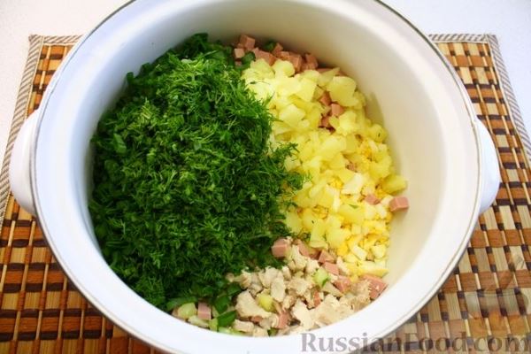 Окрошка с колбасой и курицей, на квасе с кефиром