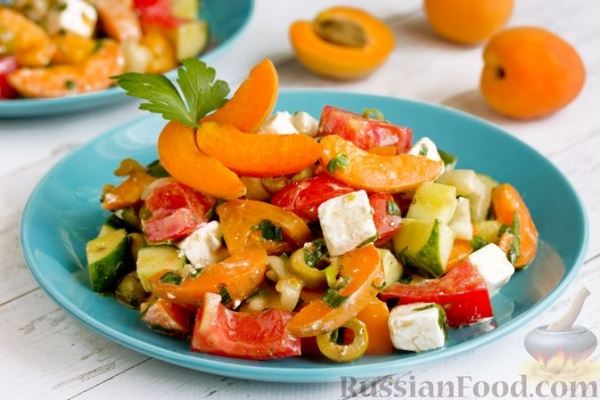 Овощной салат с абрикосами, сыром фета и оливками