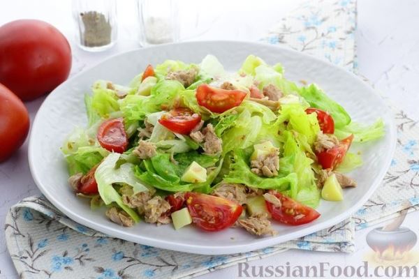 Салат с тунцом, помидорами и сыром сулугуни
