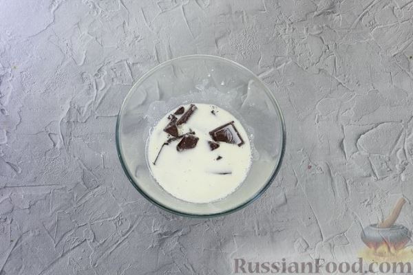 Шоколадный бисквитный рулет "Шварцвальд" с шоколадным кремом шантильи и вишней