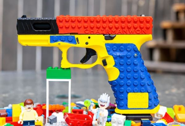 Стилизованный под игрушку настоящий пистолет вызвал скандал в США
