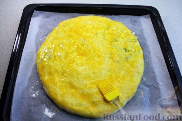 Закрытый дрожжевой пирог с сыром и зеленью