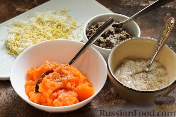Закусочный вафельный торт с сельдью, грибами и морковью