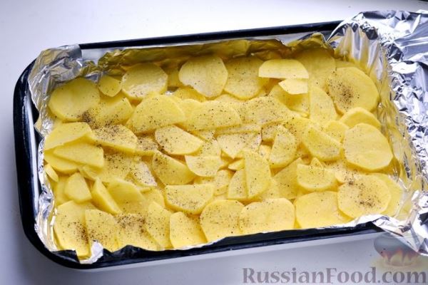 Запечённый карп с лимоном, картофелем и луком