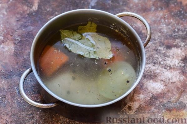 Запеканка из лапши, тунца, грибов и зелёного горошка в сливочно-сырном соусе