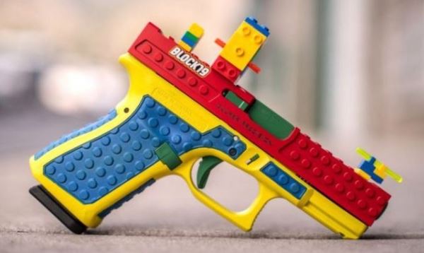 Стилизованный под игрушку настоящий пистолет вызвал скандал в США